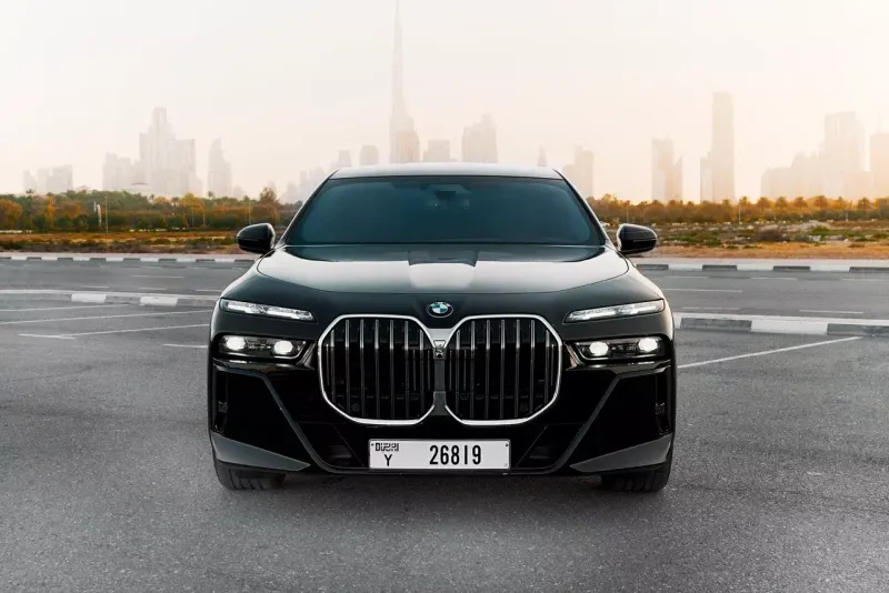 740i image 3
