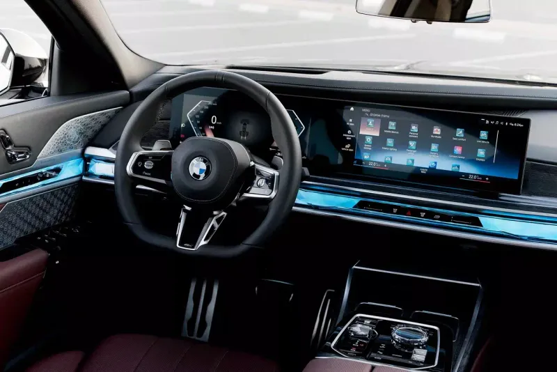 740i image 9
