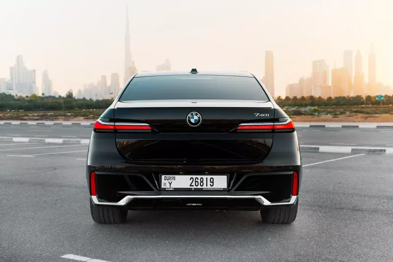 740i image 7