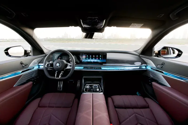 740i image 11